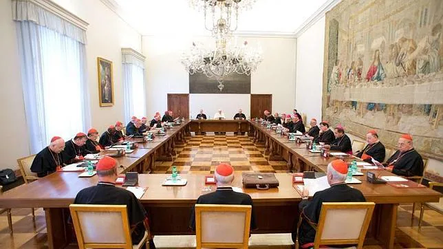 El Papa confirma la voluntad de reformar la Curia en su primera reunión con los jefes de dicasterios