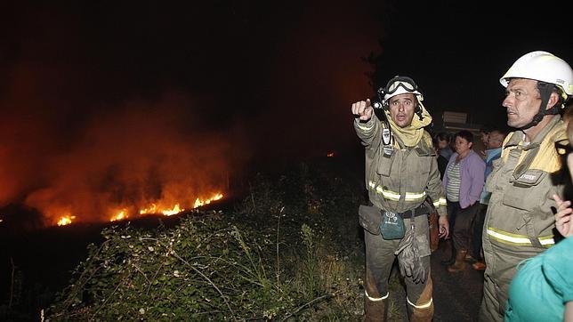 El alcalde de Carnota dice que «falta poco» para que haya ardido todo el monte