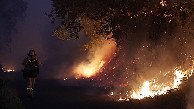 Las llamas arrasan cerca de 2.000 hectáreas en Monte Pindo