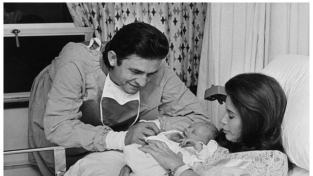 Johnny Cash y su esposa June Carter, con su hijo Johnn