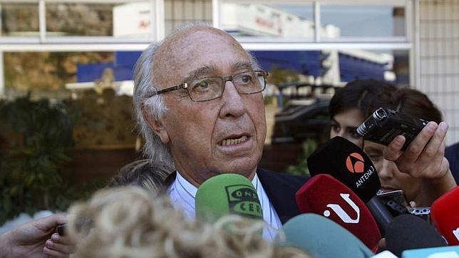 Juan Manuel Urgoiti atiende a los medios tras ser designado presidente de Pescanvoa