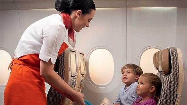 Etihad Airways introduce niñeras a bordo de sus aviones