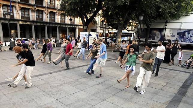 Clandestino en Zocodover, el swing toma la calle