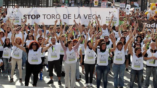 Miles de personas protestan contra la celebración del Toro de la Vega de Tordesillas