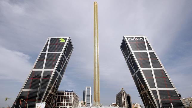 El obelisco de Calatrava y las Torres Kio