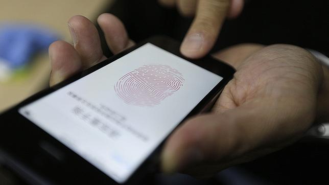 Experto alemán en privacidad advierte contra sensor biométrico del iPhone 5S