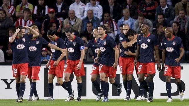 Agüero, felicitado por sus compañeros después de marcar al PSV