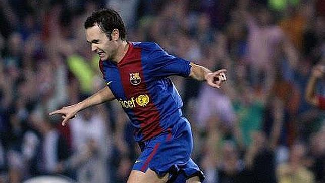 Iniesta celebra su tanto ante el conjunto búlgaro