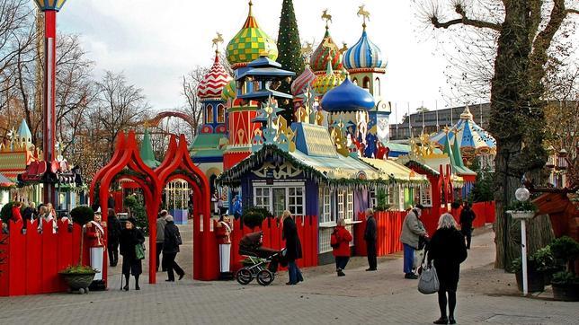 Ciudad rusa dentro del parque