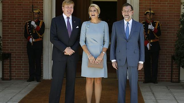 El presidente del Gobierno recibe a los Reyes de los Países Bajos