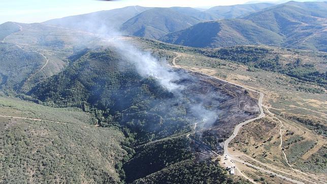 Un incendio en Molinaseca obliga a cortar la carretera comarcal LE-142