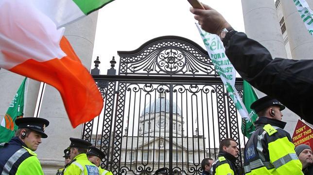 Irlanda sale por tercera vez de la recesión y continúa con su remontada económica