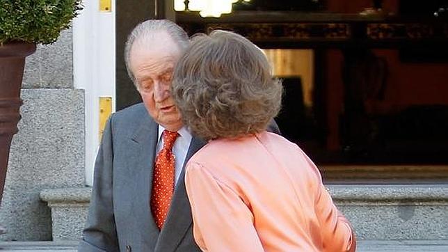 El cariñoso beso de Doña Sofía al Rey