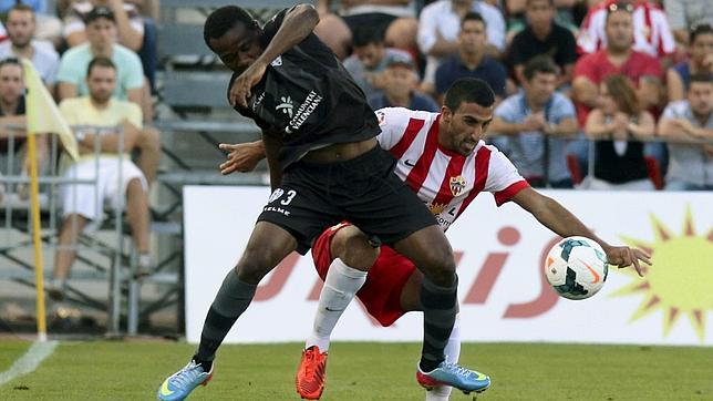 Navas salva al Levante en el último suspiro