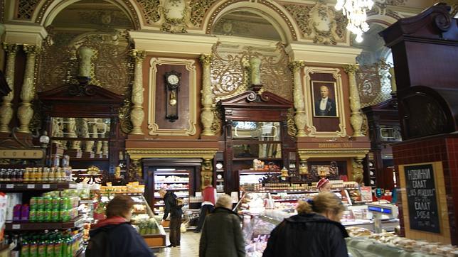 Interior de Eliseevski, donde se puede comprar productos de alta calidad como caviar