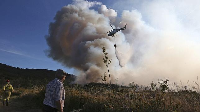 Dos incendios en Orense, ya extinguidos, queman 150 hectáreas