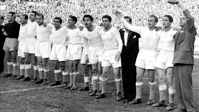 El 18 de abril de 1954, frente al Valencia, los blancos celebran el título liguero