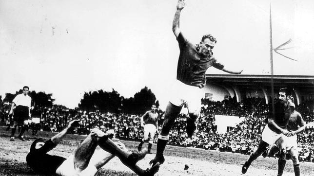 Di Stéfano en un partido con el Millonarios colombiano