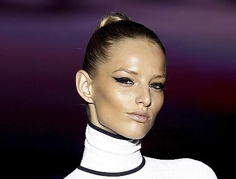 Recogido alto trenzado en el desfile de Andrés Sardá