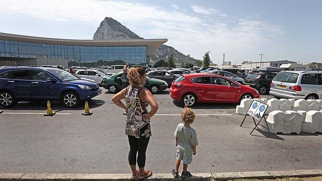 Interior estudia poner barreras en la Verja de Gibraltar para evitar las fugas de coches