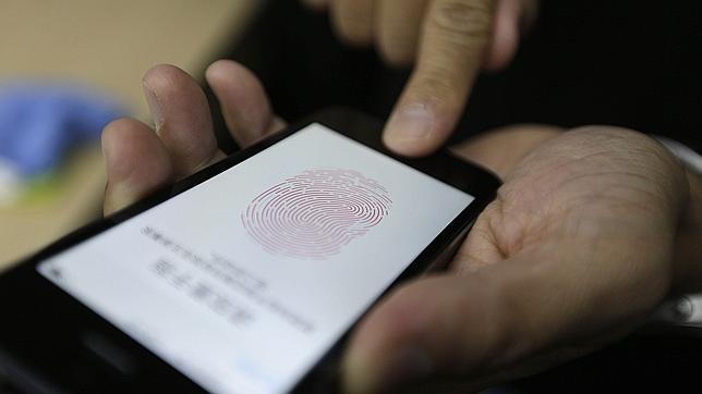 Hackers demuestran en un vídeo cómo vulnerar el sensor dactilar del iPhone 5S