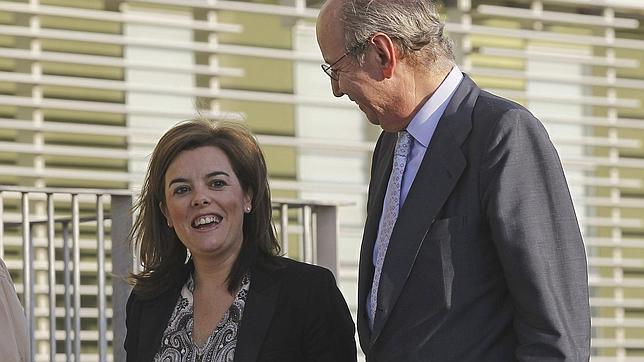 La vicepresidenta del Gobierno visita al Rey en el hospital