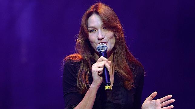 Carla Bruni, muy contenta sobre el escenario