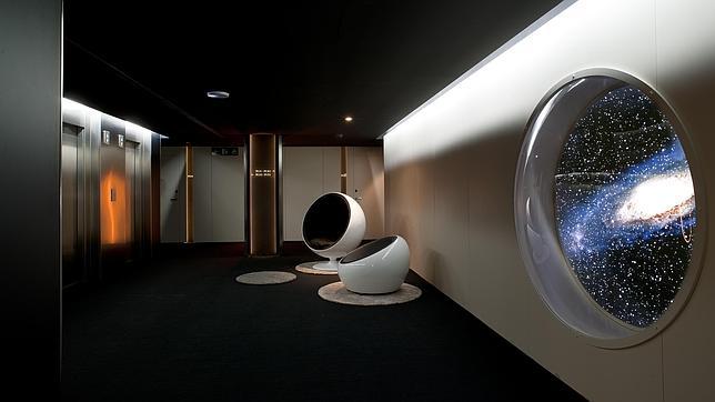 Decoran un hotel de Barcelona como una estación espacial