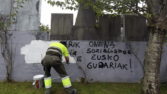 ETA no reniega de «su trayectoria de lucha» y rechaza asumir «el relato de los opresores»