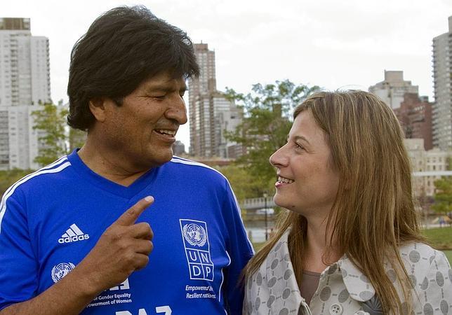 Evo Morales, junto a Bibiana Aído: «En el fútbol español soy del Madrid; en el europeo, del Barça»