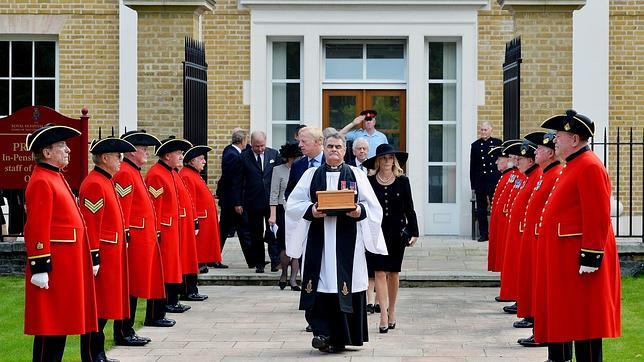 Entierran las cenizas de Margaret Thatcher en un hospital de Londres