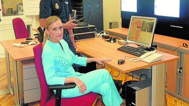 Cifuentes reaparece por sorpresa en el centro de coordinación policial