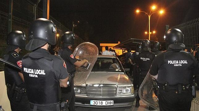 El refuerzo policial evita nuevos asaltos masivos a la valla de Ceuta