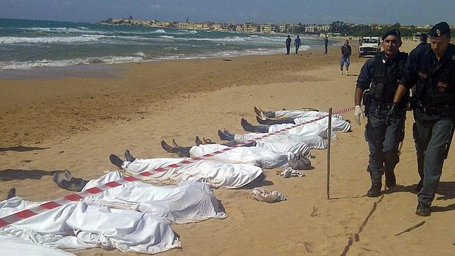 Mueren 13 inmigrantes eritreos al intentar llegar a nado a Sicilia tras naufragar