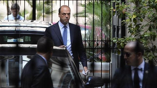 Alfano, «número dos» de Berlusconi, pide el voto para Enrico Letta