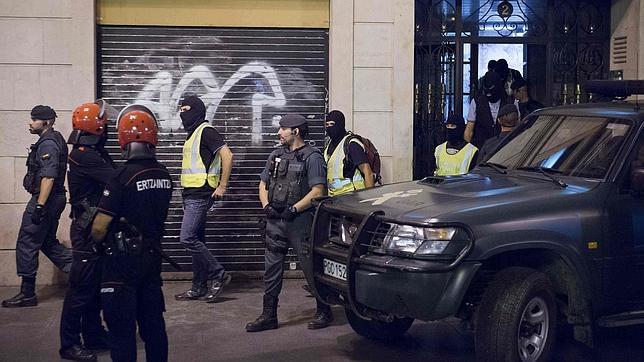 La Guardia Civil se incauta de material informático en los registros de las sedes de Herrira