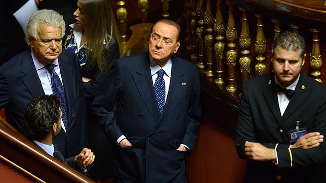 Berlusconi se rinde y permite que Letta supere la moción de confianza