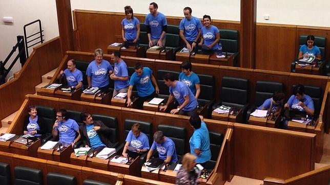Bildu inunda la Cámara vasca con camisetas de Herrira en «solidaridad» con los detenidos
