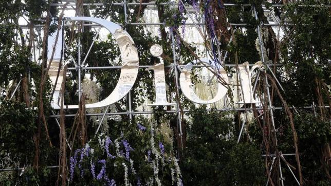 Detalle del decorado de flores del desfile de Dior