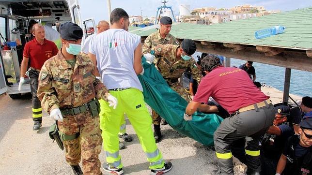 El drama de Lampedusa: Dan muerta a una mujer que aún respiraba y se encontraba entre cadáveres