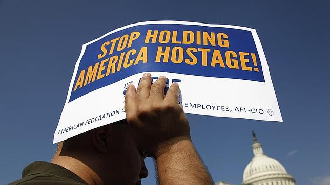 La Cámara baja de EEUU aprueba pagos a empleados afectados por el cierre