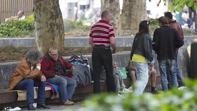 Escupitajos, heces, peleas y robo de comida en las terrazas de Tirso de Molina