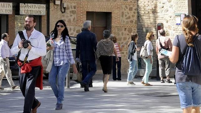 El padre de la princesa Letizia y su mujer, dos turistas por la Judería de Toledo