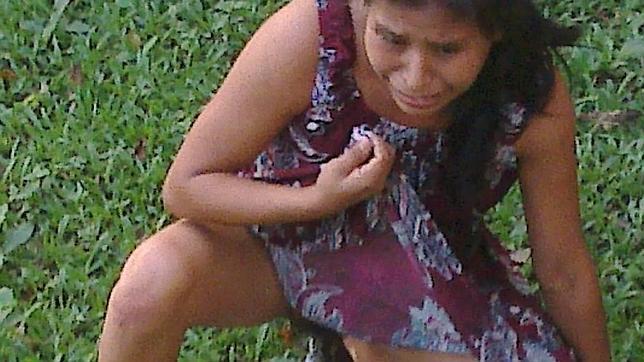 Una mujer da a luz en el césped, frente al centro de salud de Oxaca, ante la falta de atención médica