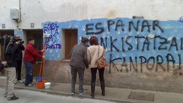 El Ayuntamiento de Etxarri-Arantz rechaza condenar unas pintadas proetarras