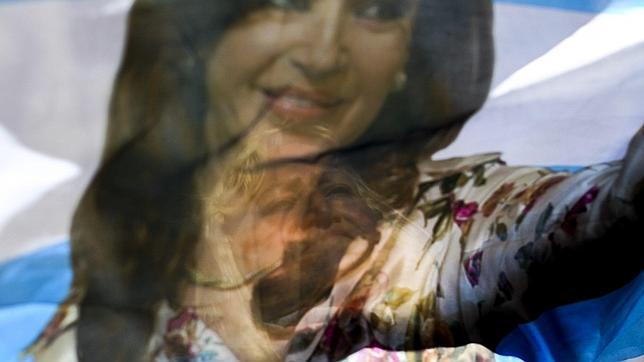 La presidenta Kirchner «evoluciona favorablemente y permanecerá en la UCI»