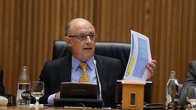 Montoro reitera que no subirá el IVA y admite que el actual es «alto y caro»