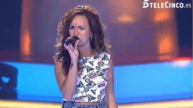 Marta Oliva «atrapa» a David Bisbal en el programa «La Voz»
