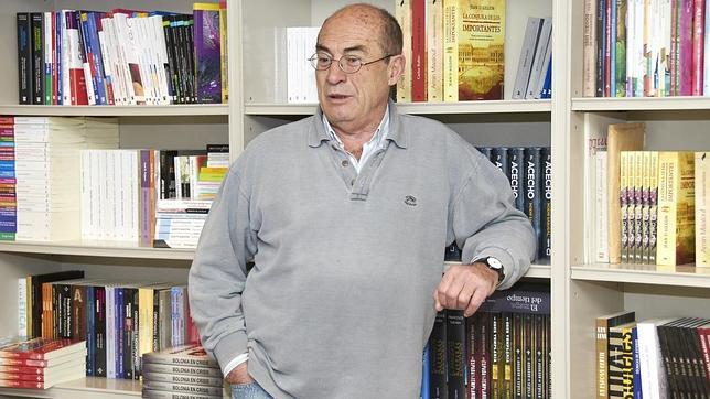 El autor de novela negra Juan Madrid abre los encuentros literarios «El escritor y tú»