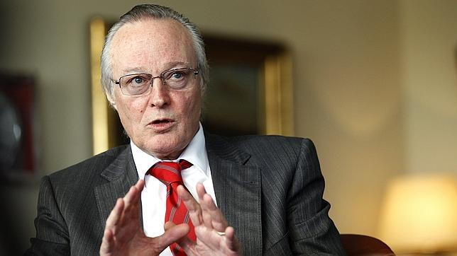 Piqué desmiente a Montoro y dice que «es obvio» que los salarios reales han bajado